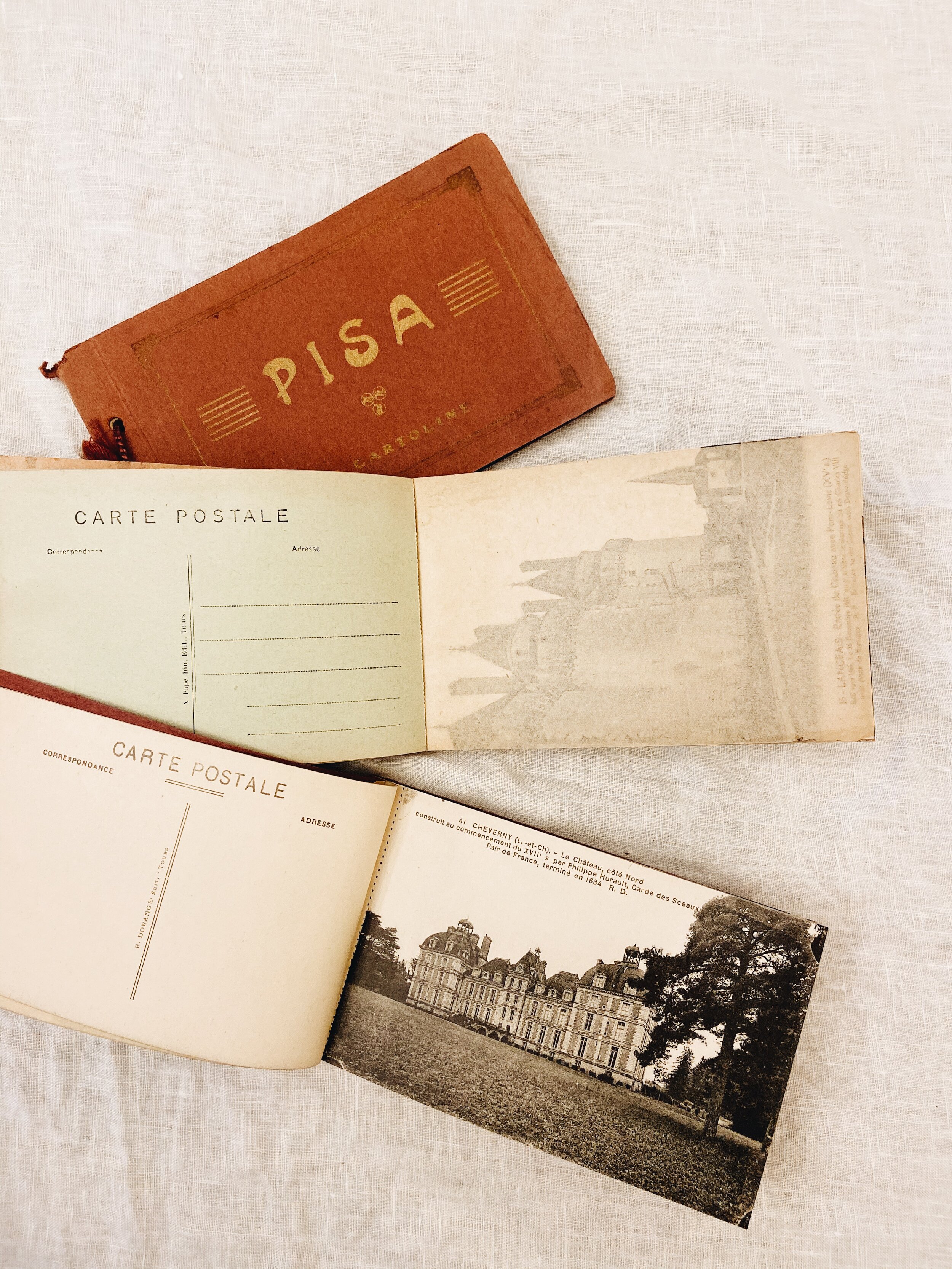 Sortez de l'ombre en téléchargez gratuitement les mockups que nous vous avons sélectionné. French Souvenir Postcard Books Pisa Cheverny And Langears Set Of 3 The Vintage Round Top